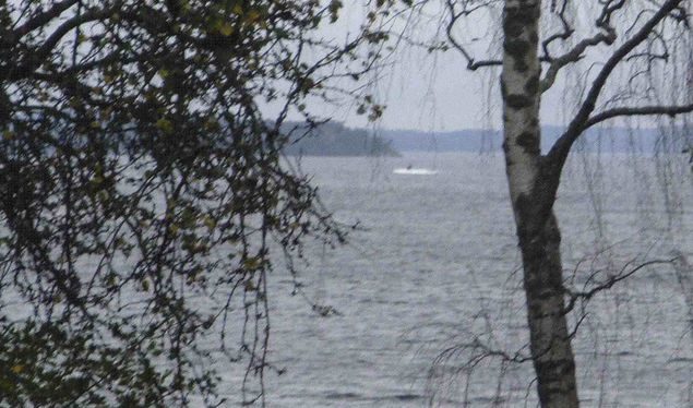 Кадър от любителско видео, на което в залив от Стокхолмския архипелаг се вижда нещо, което прилича на подводница, около която се разбиват вълни.