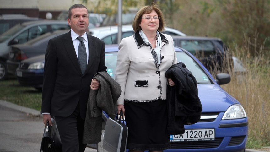 Съпругата на мажоритарния собственик на Корпоративна търговска банка (КТБ) Цветан Василев - Антоанета Василева при пристигането в Столичното следствие.