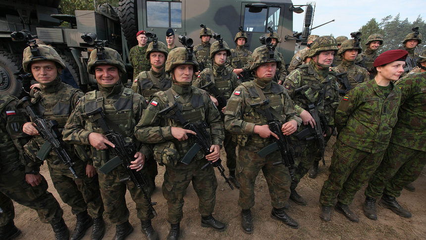 Полски войници на учение на НАТО край Ожиш, северна Полша през февруари 2014 г.