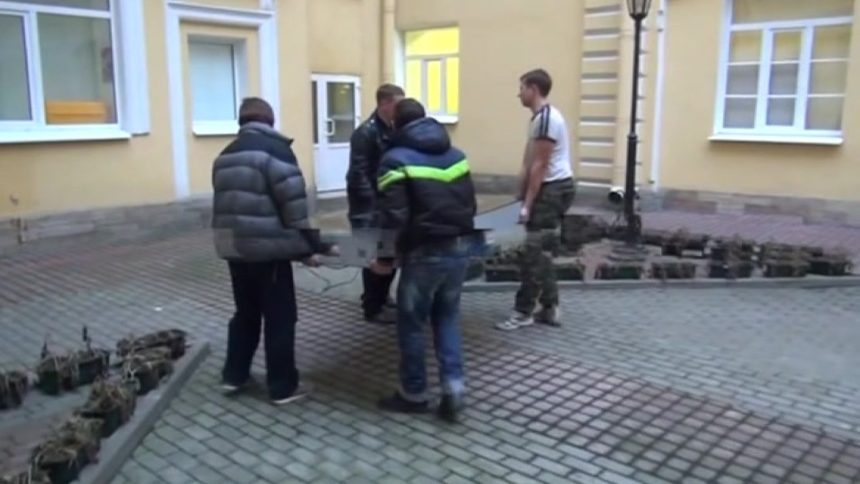 Паметник на Стив Джобс в Русия беше премахнат, понеже бил "гей пропаганда" (видео)