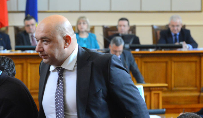 Красен Кралев влиза в парламента за заседанието и гласуване на правителството