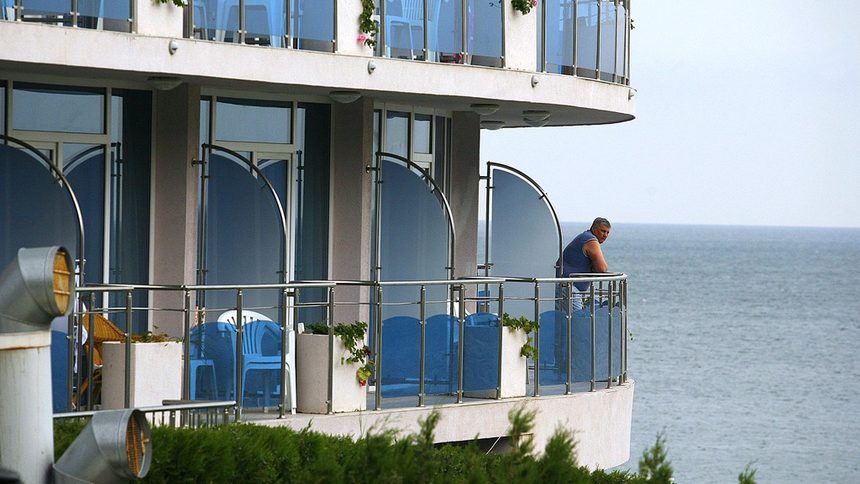 И през септември нощувките намаляват, но приходите от тях растат