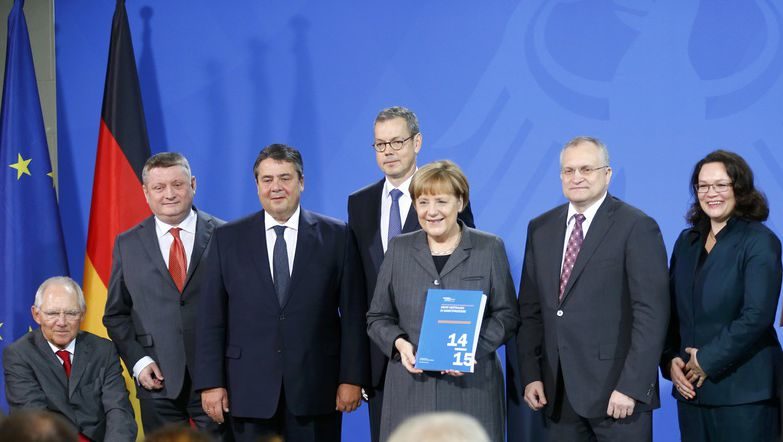 Ангела Меркел и Съвета на икономическите експерти на връчването на годишния доклад за състоянието на германската икономика.
