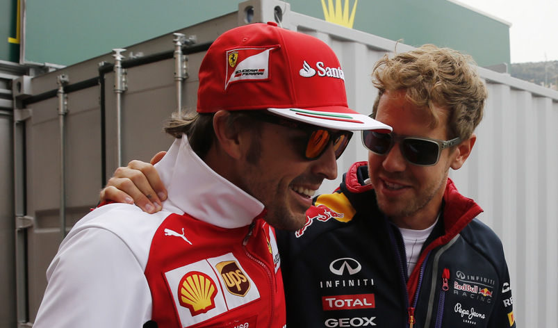 Алонсо (вляво) имаше още две години от договора си с "Ферари", но след Нова година Фетел ще сложи червения екип