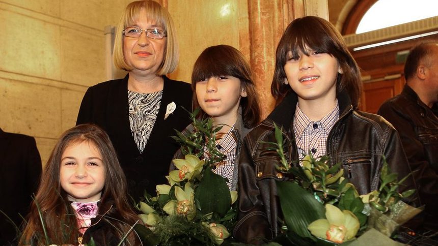 С приветствие и благодарности към Крисия, Хасан и Ибрахим започна извънредното заседание на 43-тото Народно събрание на 18 ноември. Те бяха посрещнати от председателя Цецка Цачева