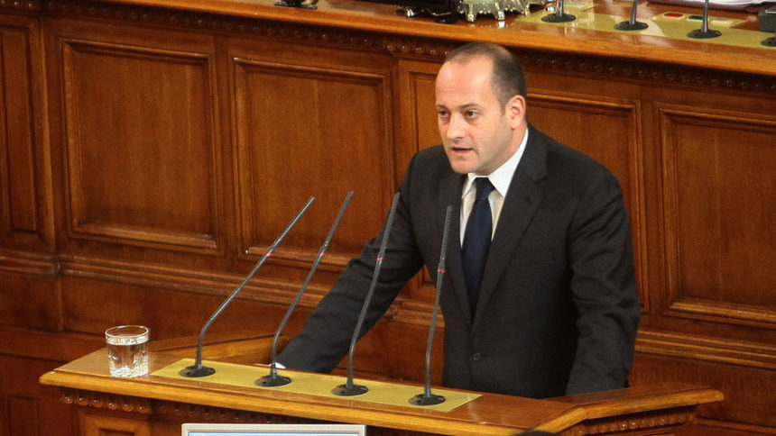 По време на изказването на Радан Кънев на заседанието на парламента за избор на правителство.