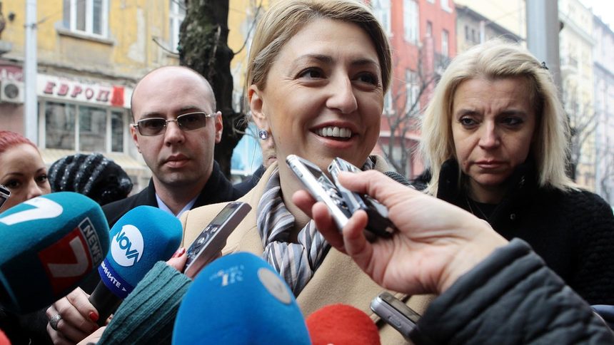 Владимира Янева дойде на изслушването, придружена от заместниците си.