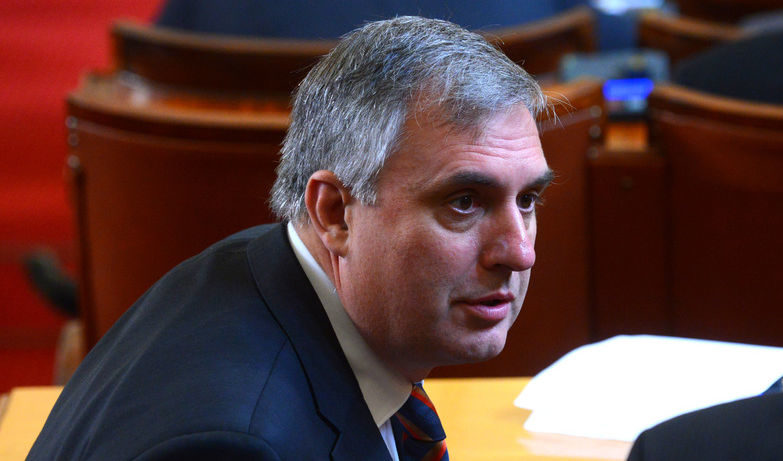 Народното събрание гласува правителството на ГЕРБ и Реформаторския блок (РБ), подкрепен от Алтернатива за българско възраждане (АБВ) и Патриотичен фронт (ПФ). Ивайло Калфин