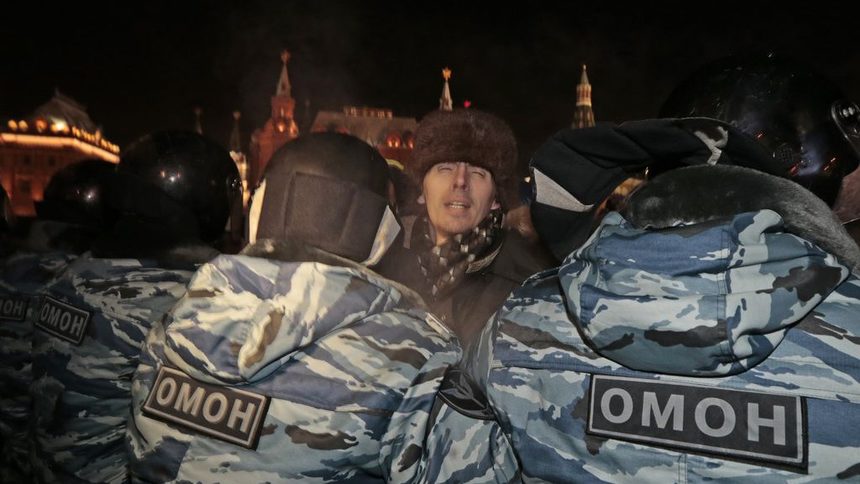 Полицията в Москва арестува стотици демонстриращи в подкрепа на братята Навални