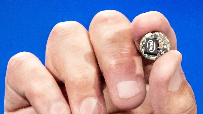 Intel представи компютърен модул с големината на копче за дрехи