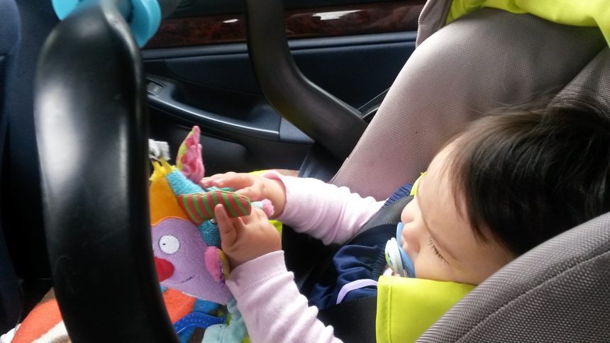 Затягат се правилата за возене на бебета в автомобилите