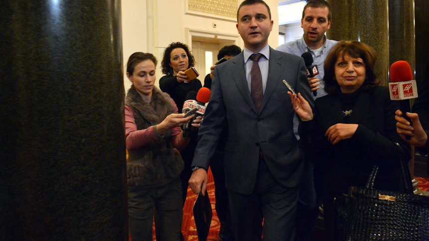 Владислав Горанов яростно защитаваше тезата си за прехвърлянето на парите от частните фондове в НОИ при гласуването й в парламента