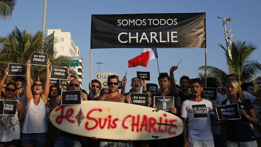 Подкрепа за "Шарли ебдо" край плажа Копакабана в Рио де Жанейро.