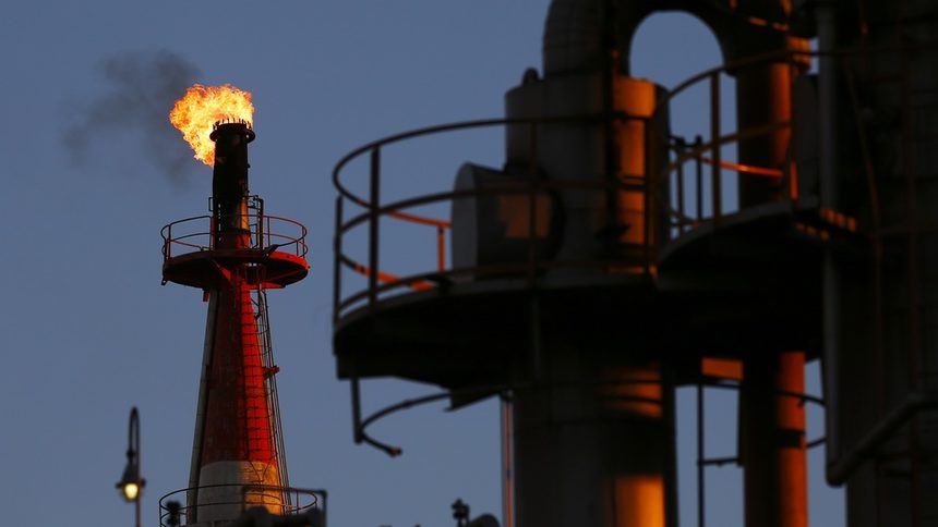 ОПЕК призова производителите извън картела да се обединят за вдигане цените на петрола