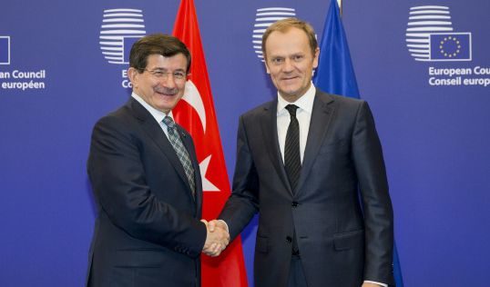 Министър-председателят на Турция Ахмет Давутоглу (ляво) и председателя на Европейския съвет Доналд Туск (дясно).