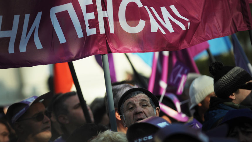 Сутринта екип на министерството на труда ще обсъди темата с работодателските организации и социалните партньори, а следобед дискусията ще се прехвърли в Народното събрание.