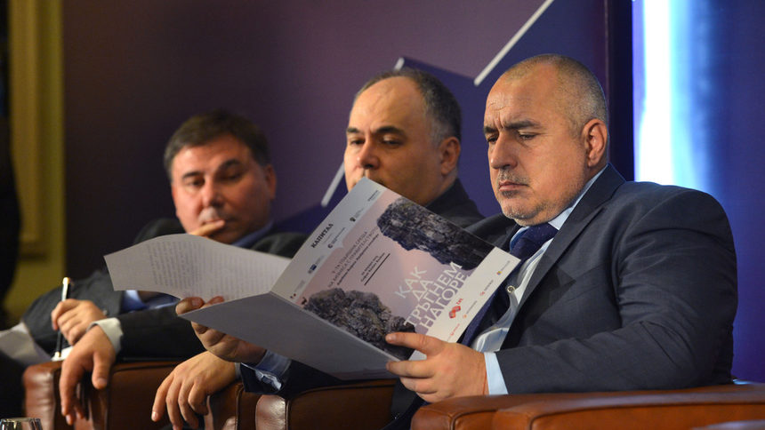 Премиерът Бойко Борисов по време на деветата среща на правителството и бизнеса, организирана от "Капитал". На заден план е Иван Кръстев (вляво) и съиздателят на "Дневник" и "Капитал" Теодор Захов