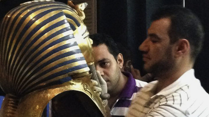 Музейни работници отиват на съд за "реставрация" на маската на Тутанкамон