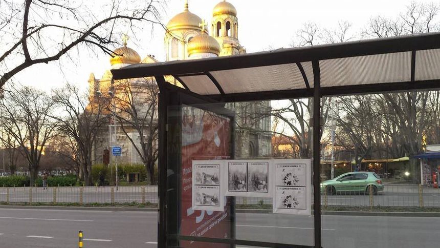 Листовки с предупреждение за опасността от джебчийки, разлепени по автобусните спирки във Варна.
Снимка: Фейсбук