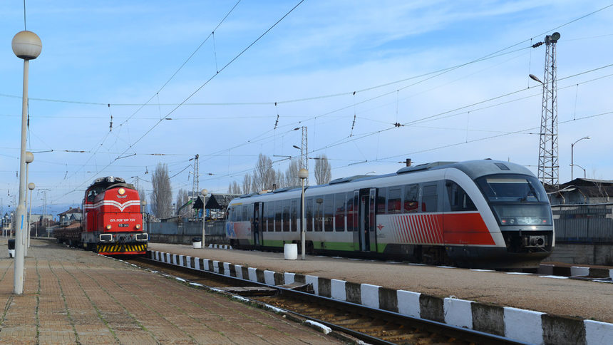 БДЖ възстановява движението на 33 влака от първи февруари