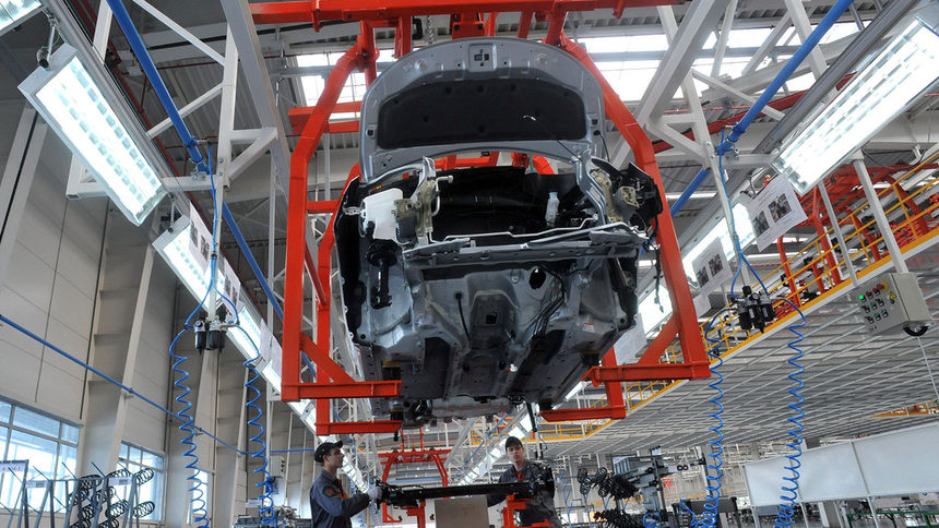 През декември производството на автомобили и ремаркета има основен принос за ръста в индустрията.