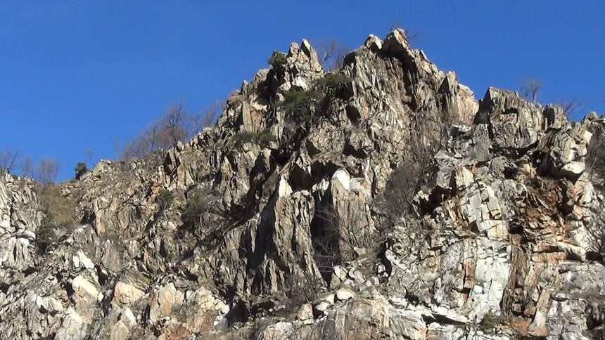 Пътят Кричим – Девин отново е затворен след срутване на скали