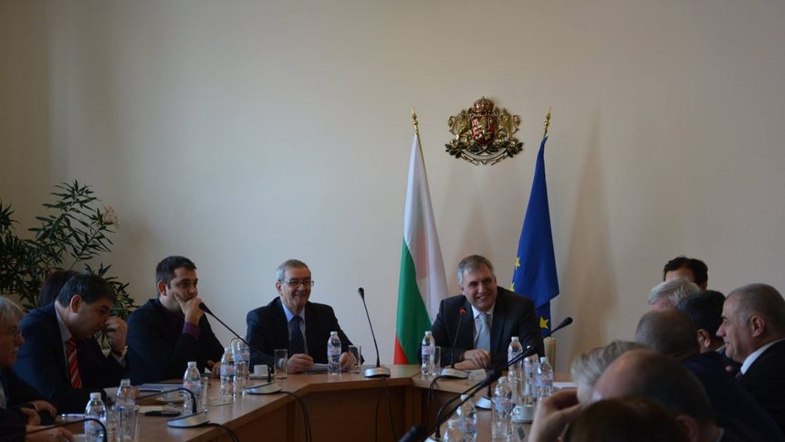 По тази схема към 2020 г. приходът в НОИ ще надхвърли недовнесеното във втория стълб, тоест тогава реално осигурените и бизнесът ще усетят увеличението на осигурителната тежест.