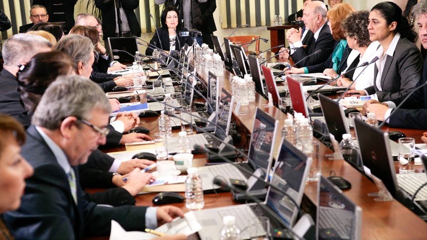 12 от членовете на ВСС гласуваха "за" освобождаването на Петьо Петров като следовател. Така той няма да напусне системата и да получи обезщетение от 20 заплати, както се случи с Венета Марковска, например.