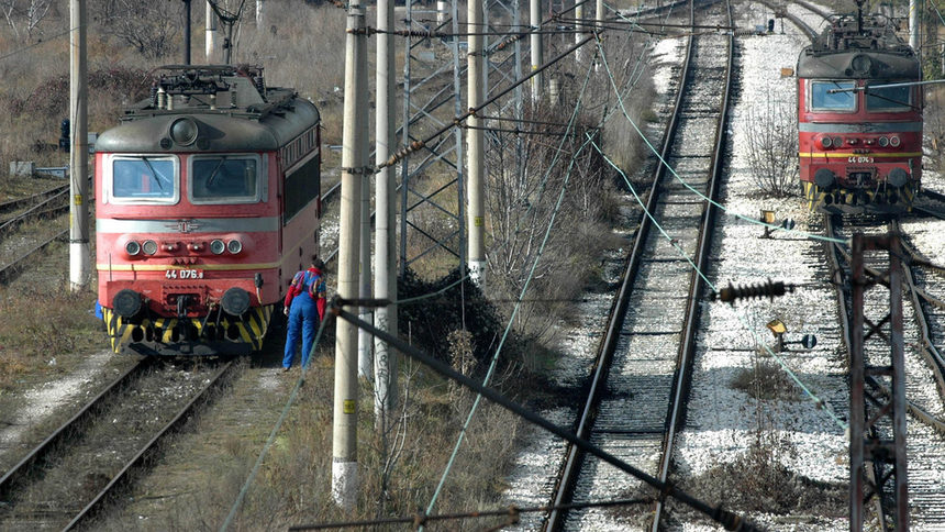 Влак с трима пътници дерайлира след удар в скала на релсите