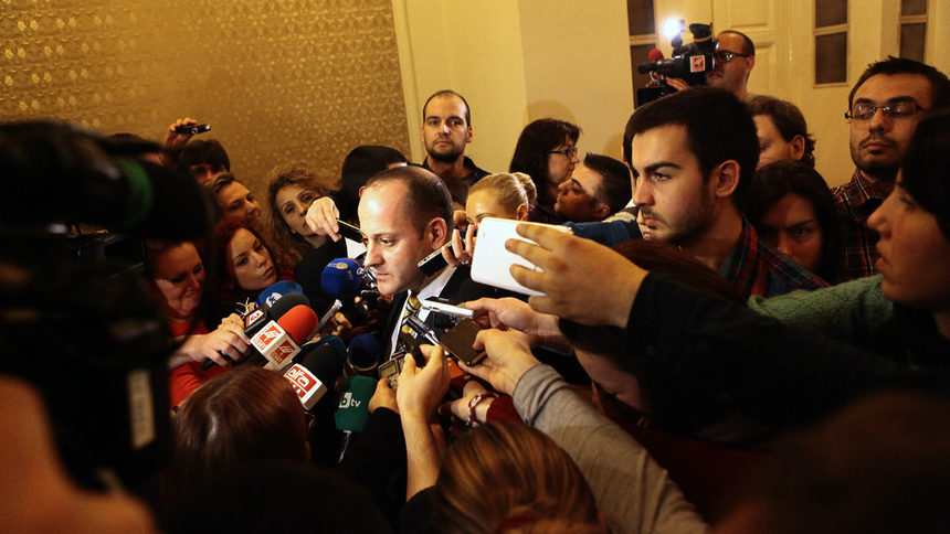 Радан Кънев отговаря в парламента а репортерски въпроси