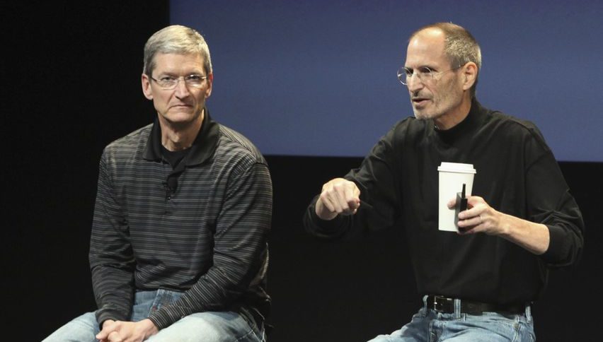 Тим Кук (вляво) и Стив Джобс по време на прес конференцията през лятото на 2010 г., когато Джобс обяви, че се оттегля от поста изпълнителен директор на Apple и предложи Кук за свой наследник.