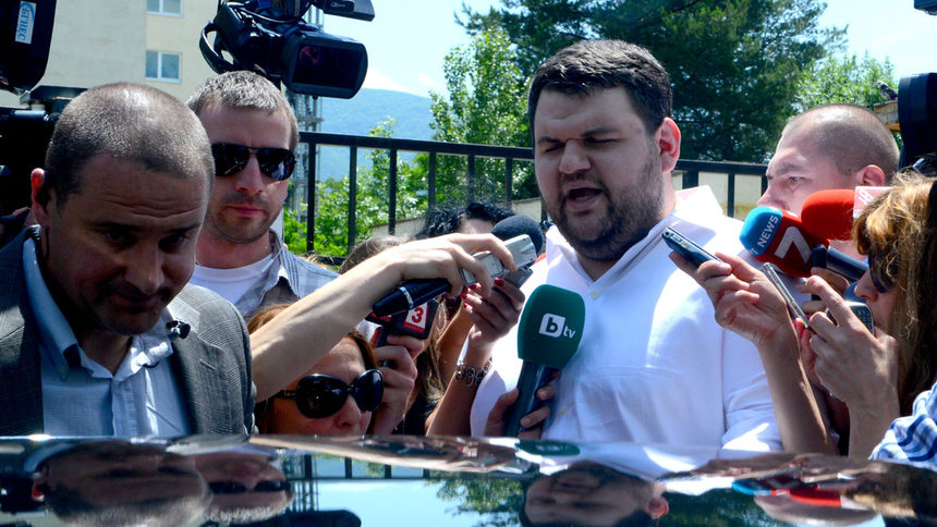 Депутатът от ДПС Делян Пеевски беше разпитан в Столичната следствена служба във връзка с т.нар. опит за убийство срещу него