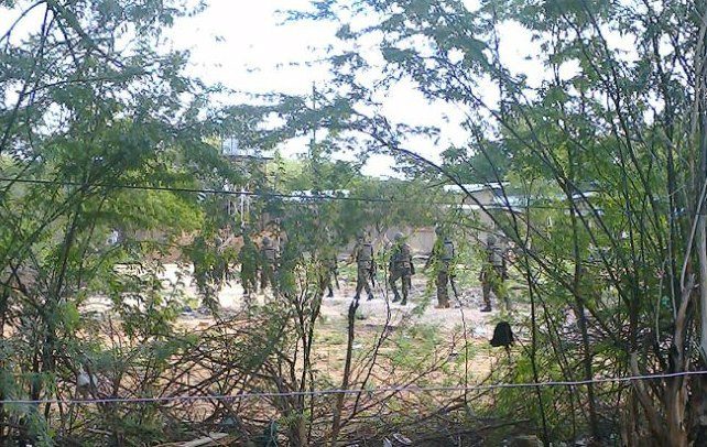 Кенийски войници обкръжават университета в Гариса