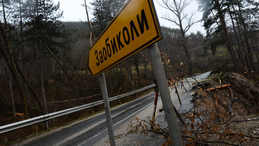 Свлачища почти блокираха достъпа до курорт в Родопите