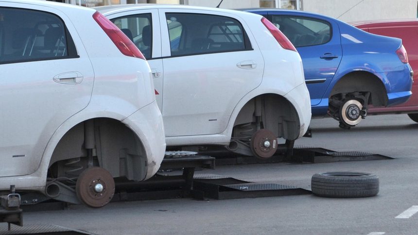 В Банско за нощ бяха спукани гумите на 70 автомобила
