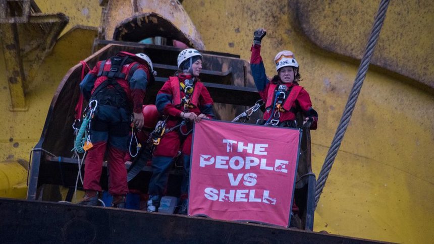 Екоактивисти разпънаха банер "Хората срещу Шел" на платформа за петрол