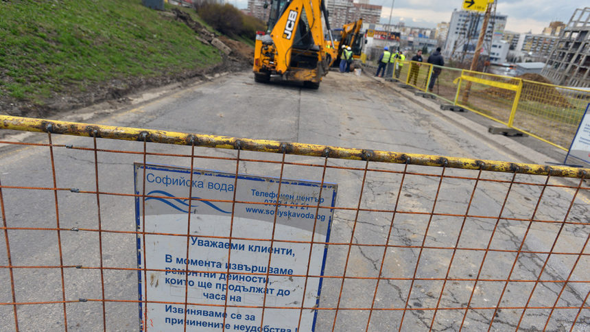 Пропадането на бул. "Брюксел" в близост до разклона за "Дружба" и затварянето на бул. "Христофор Колумб" от детелината за "Младост" в посока аерогарата блокира основният подстъп към летище София и разположения по пътя към него софийски квартал