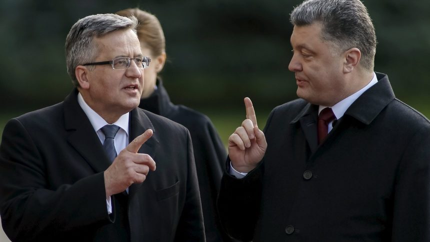 В последните два дни Порошенко (вляво) беше домакин на полския си колега Бронислав Коморовски.