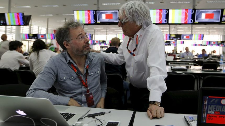 Бърни Екълстоун разговаря с журналист при изненадващото си посещение в пресцентъра на Гран при на Бахрейн