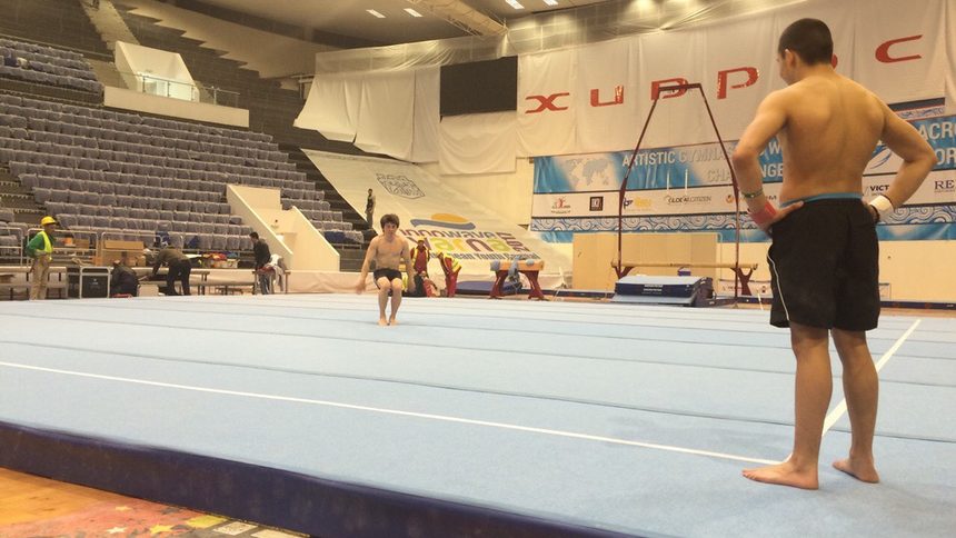 Вчера Едуард Радев и Мариян Василев, гимнастици на клуб "Черноморски юнак", тестваха готовия квадрат за земна гимнастика със серия от акробатични елементи.