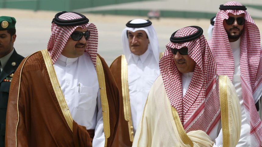 Външният министър на Катар Халид бин Мохамед ал Атия (вляво) пристига в столицата на Саудитска Арабия за среща на Съвета за сътрудничество в Персийския залив, който обсъжда конфликта в Йемен, иранската ядрена програма и подготовката на среща на върха с участието на президента Барак Обама през май.