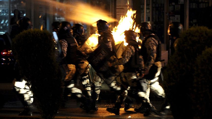 Сблъсъци избухнаха между протестиращи и полиция в Скопие (видео и снимки)
