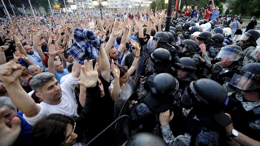Сблъсъци избухнаха между протестиращи и полиция в Скопие (видео и снимки)