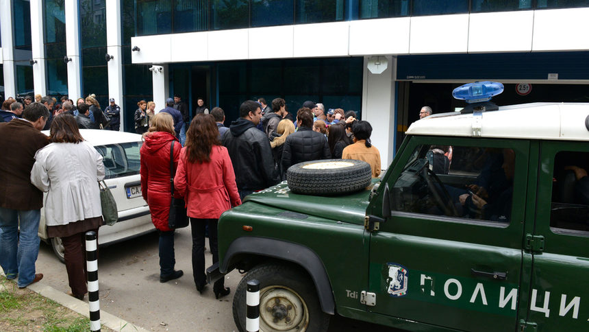 Частен съдебен изпълнител и полиция влязоха в сградата на  ТВ7.