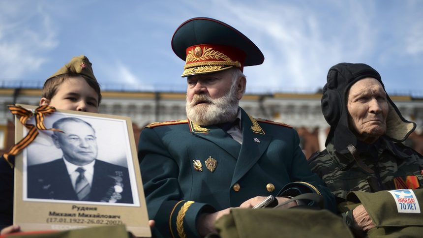 "Секретният маршал от КГБ" съпровождал баща си (вдясно) на трибуната за ветераните на Червения площад.