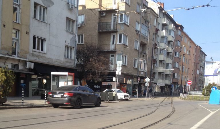 Тази снимка е правена преди време. Направи ми впечатление, че е със затъмнени стъкла, че е спряла на забранено и в насрещното. Изчаках да видя кой е този смелчага и... се появи шефът на етичната комисия на Висшия съдебен съвет Ясен Тодоров, който отиде да пазарува в близката пекарна