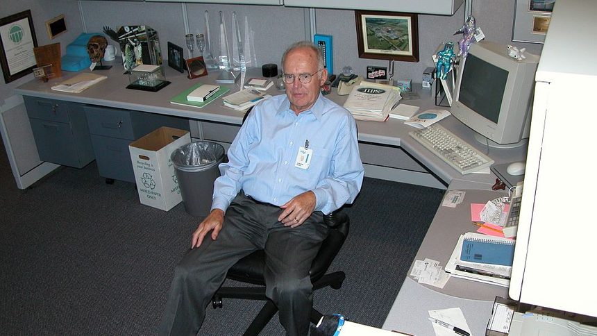 Гордън Мур в офиса си в централата на Intel, който е запазен в оригиналния му вид.