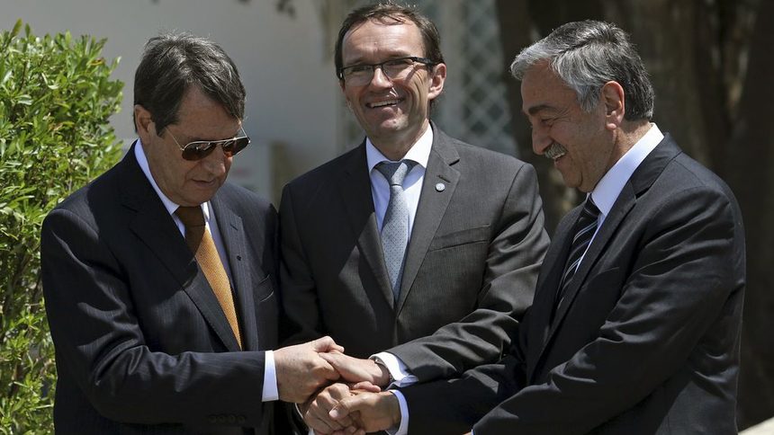 Президентите Никос Анастасиадис (вляво), Мустафа Акънджъ (вдясно) и специалният пратеник на ООН Еспен Барт Айде (в средата).