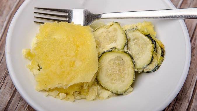 Запеканката е вкусна както топла, така и студена, сервирана като основно ястие с добавка от салата или като предястие.