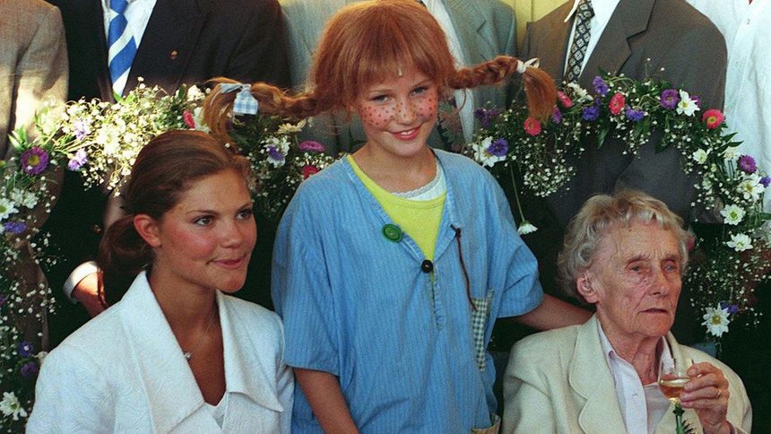 Астрид Линдгрен получава през 1997 г. наградата "Швед на годината" от принцеса Виктория (ляво) и Линеа Роксенхелм (център), едно от многото момичета, изиграли Пипи Дългото чорапче